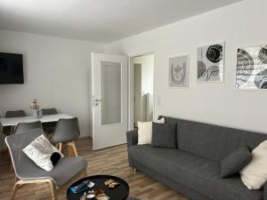 ein Wohnzimmer mit einem Sofa und einem Tisch in der Unterkunft Schöne Eigentumswohnung in Kassel in Kassel