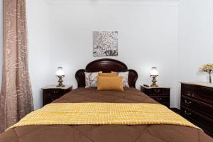 - une chambre avec un grand lit et 2 tables de chevet dans l'établissement Casa Vale, à Alenquer