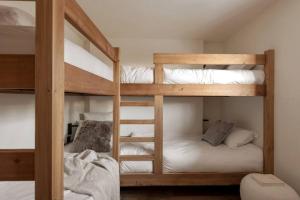 Krevet ili kreveti na sprat u jedinici u okviru objekta Appartement Rémy - at the foot of the slopes