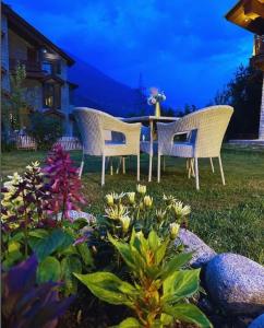 a group of chairs and a table in a yard at Amarys Boutique Stays Manali in Manāli