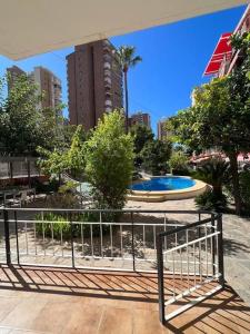 un portail devant une piscine dans une ville dans l'établissement 2 linea de playa con piscina, jardín, terraza y parking, à Benidorm