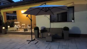 um grande guarda-chuva em frente a uma casa em Luxury Airport Retreat em Cluj-Napoca