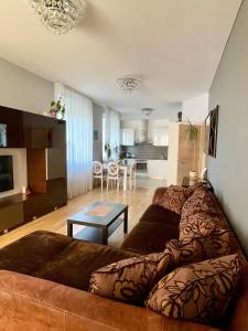 uma sala de estar com um sofá e uma mesa em Квартира em Riga