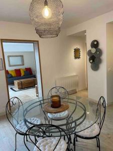 - une table en verre avec un gâteau dans le salon dans l'établissement Gîte de charme avec piscine privative, à Bagnols-en-Forêt