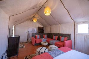 TV a/nebo společenská místnost v ubytování DWO Golden Camp Merzouga