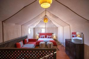 Postel nebo postele na pokoji v ubytování DWO Golden Camp Merzouga