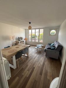 a living room with a table and a couch at Appartement centre d Arcis in Arcis-sur-Aube