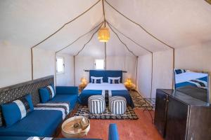 Postel nebo postele na pokoji v ubytování DWO Golden Camp Merzouga