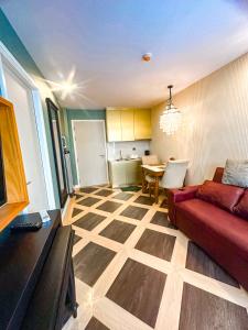 un salon avec un canapé rouge et une table dans l'établissement Espana Condo Resort Pattaya Pool Access, à Jomtien Beach