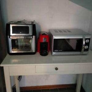 un four micro-ondes et un grille-pain sur un comptoir dans l'établissement Nido di Stella, à Zanica