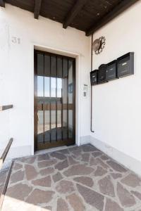 um quarto com uma porta com vista para o oceano em Nido di Stella em Zanica