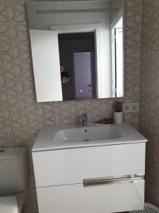 un bagno con un lavandino bianco e uno specchio di REYNURBAN a Castillo de Sabinillas