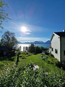 vistas al lago desde el patio trasero de una casa en Lyngenfjord, 