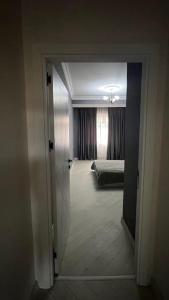 um corredor que leva a um quarto com uma cama em Spacious Rooms em Baku
