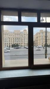 uma vista para uma rua da cidade a partir de uma janela em Spacious Rooms em Baku