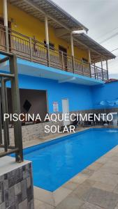 un edificio con piscina frente a él en Pousada Aliança, en Pirenópolis