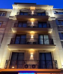 Golden Stone Hotel في إسطنبول: مبنى أبيض طويل مع شرفات عليه