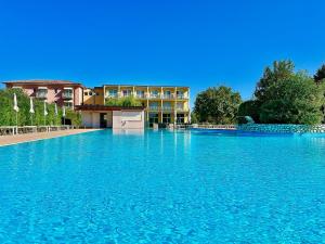 Bazén v ubytování Hotel Bella Lazise nebo v jeho okolí