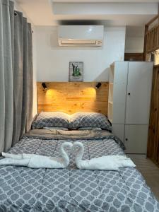 een slaapkamer met een bed met twee harten erop bij HOME NEAR SM in Legazpi