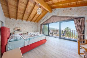 een slaapkamer met een bed en een groot raam bij Villa Taş Ev in İslâmlar +7 foto's