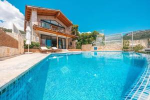 een villa met zwembad en huis bij Villa Taş Ev in İslâmlar