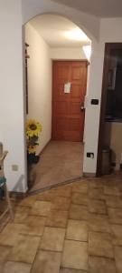 an empty hallway with a door and a floor at Appartamento IL QUADRIFOGLIO in Saint-Oyen