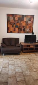 uma sala de estar com um sofá e uma mesa em Appartamento IL QUADRIFOGLIO em Saint-Oyen