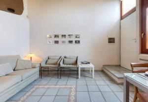 uma sala de estar com um sofá e uma mesa em In riva al mare em Cagliari
