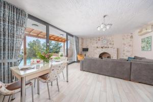 een woonkamer met een tafel en een bank bij Villa Taş Ev in İslâmlar