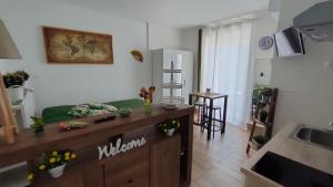 eine Küche und ein Wohnzimmer mit einem Sofa und einem Tisch in der Unterkunft La Camera di Stella - Ai Normanni in Palermo