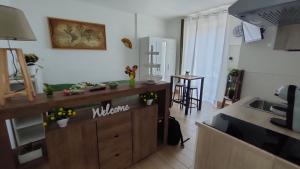 eine Küche mit einer Spüle und einer Arbeitsplatte in der Unterkunft La Camera di Stella - Ai Normanni in Palermo