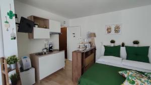 Kleines Zimmer mit einem Bett und einem Waschbecken in der Unterkunft La Camera di Stella - Ai Normanni in Palermo