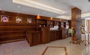 فندق ايديل هوم Ideal home hotel في المدينة المنورة: لوبي به بار وجدران خشبية