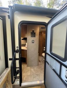 una porta aperta di un camper con cucina interna di Sunrise Hideaway a Crystal River