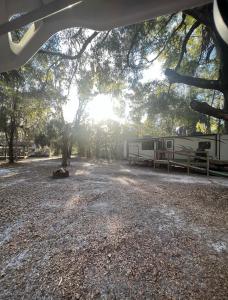 um acampamento com duas caravanas estacionadas num campo em Sunrise Hideaway em Crystal River