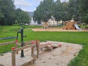un parco con parco giochi con scivolo di Haus am Brunnen Wohnung 2 a Klosterkumbd