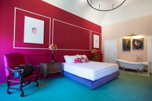 1 dormitorio con cama y bañera en Stella d'Italia, en Florencia