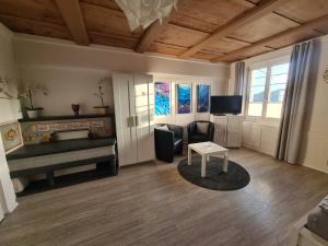 a living room with a piano and a table at von May Rooms in Herbligen 