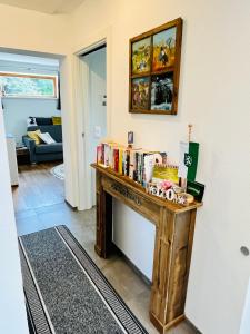 ein Zimmer mit einem Holztisch mit Büchern darauf in der Unterkunft Ferienhaus Sausalblick in Großklein