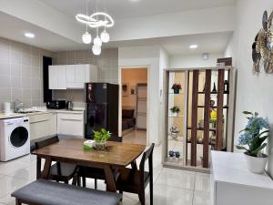 Η κουζίνα ή μικρή κουζίνα στο 2BR Apartment @ Icon City