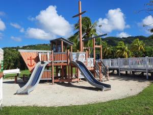 un parque infantil con tobogán en Studio privé dans un village de vacances, en Sainte-Luce