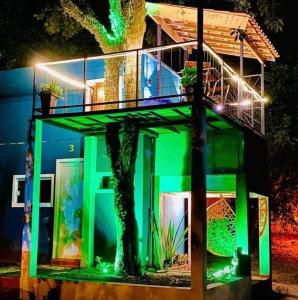 una casa con luces verdes a un lado. en Minicasa Brasileira, en Sorocaba