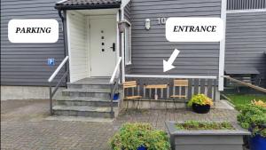 une maison avec deux portes et une entrée avec des mots sur elle dans l'établissement Fin leilighet i stille og rolig område med gratis privat parkering!, à Stavanger