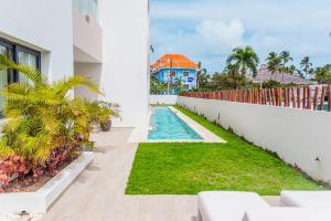 Bazén v ubytování Swim up pool new apartment in Los Corales, PGA 101 nebo v jeho okolí