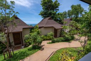 une maison avec un jardin et une passerelle dans l'établissement Samed Tamarind Beach Resort, à Ko Samet