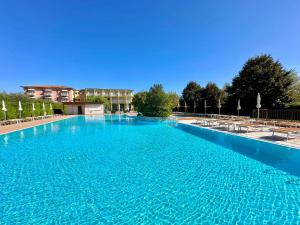 Bazén v ubytování Hotel Bella Lazise nebo v jeho okolí