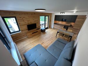 sala de estar con sofá azul y mesa en Apartmán Ski & Bike - Protěž, en Janske Lazne