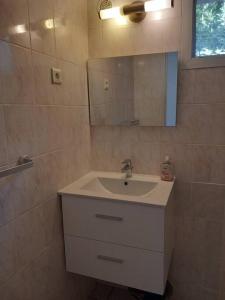 une salle de bain avec un lavabo et un miroir dans l'établissement Studio meublé indépendant tout confort classé 2**, à Aubenas