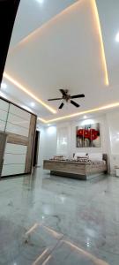 Duży pokój z wentylatorem sufitowym w budynku w obiekcie Luxurious apartment with heated pool jacuzzi w mieście Fontana