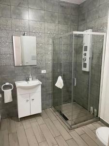 uma casa de banho com um chuveiro e um lavatório. em B&B A FACCI VISTA em Porto Empedocle